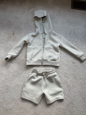 Stitch & Stone 2 piece cream sweatshirt & shorts set size 2T